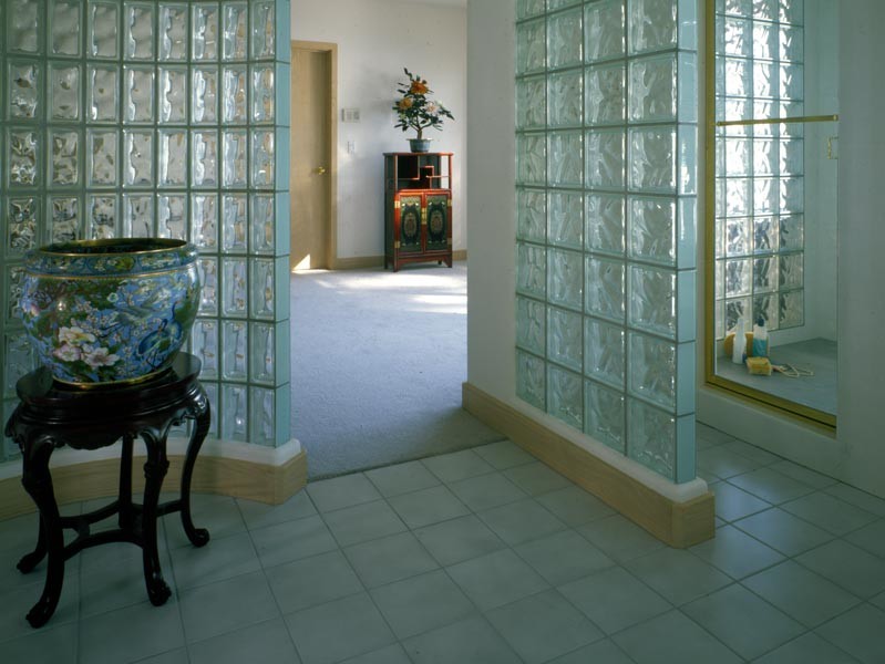 Esempio di un ingresso o corridoio moderno di medie dimensioni con pareti bianche e pavimento con piastrelle in ceramica