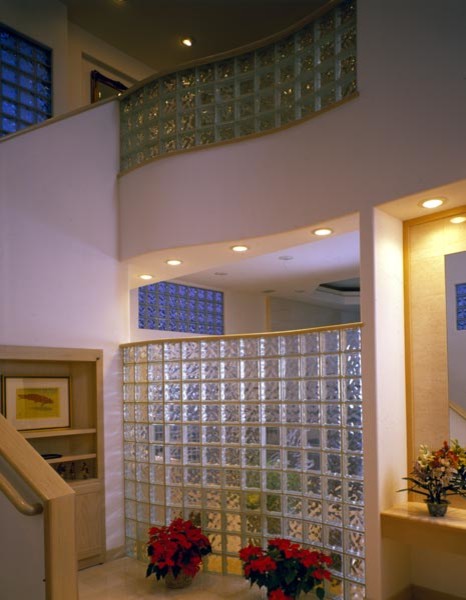 Foto di un ingresso o corridoio moderno di medie dimensioni con pareti bianche