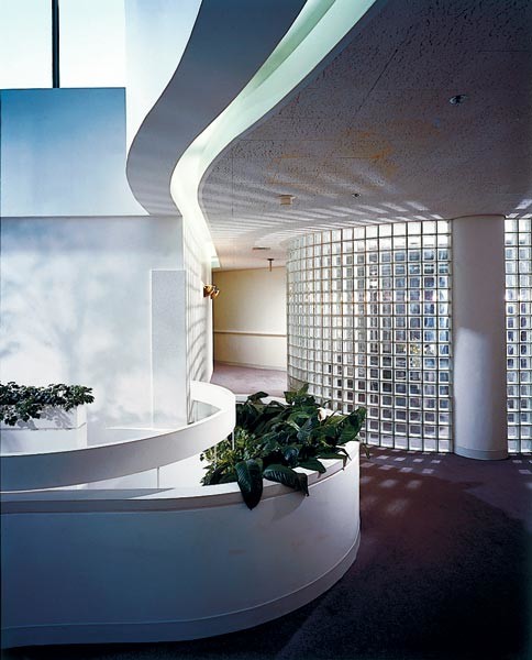 Идея дизайна: коридор среднего размера в стиле модернизм с белыми стенами