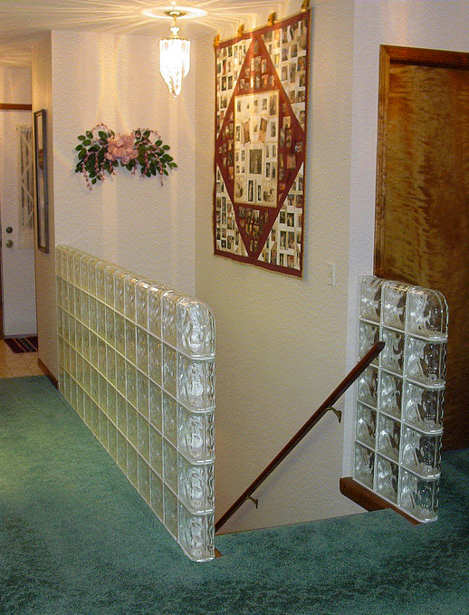 Idée de décoration pour un petit couloir tradition avec un mur blanc et moquette.