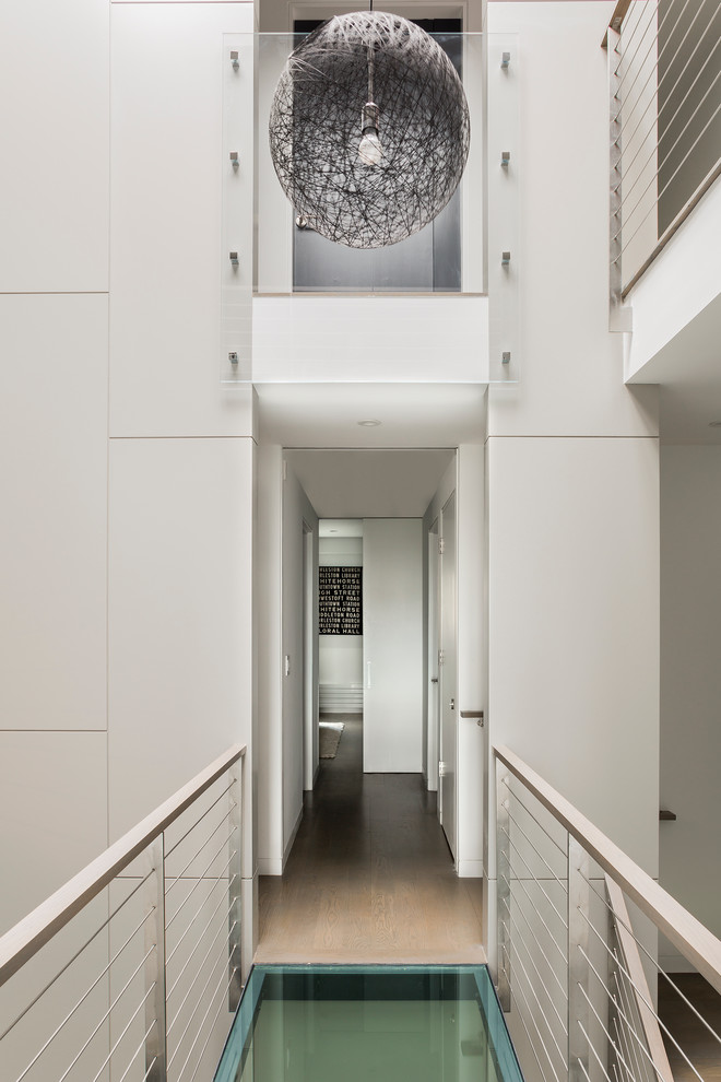 Réalisation d'un couloir minimaliste avec un mur blanc, un plafond voûté et du lambris.