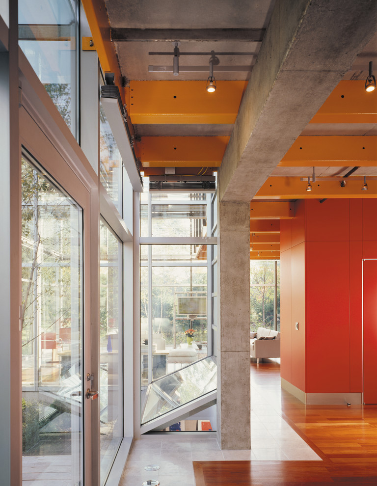 Industrial Flur mit roter Wandfarbe und braunem Holzboden in Chicago