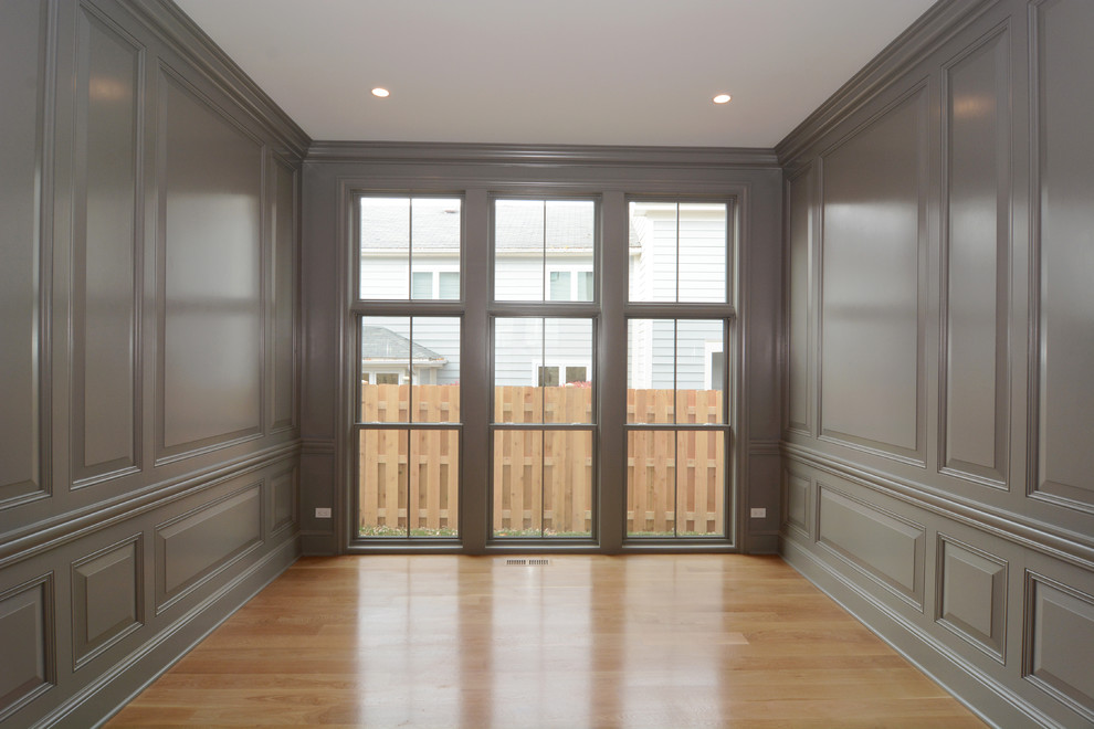 На фото: коридор среднего размера в стиле неоклассика (современная классика) с серыми стенами и светлым паркетным полом с