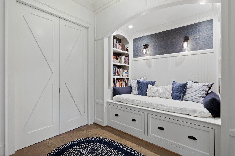Источник вдохновения для домашнего уюта: коридор в стиле неоклассика (современная классика) с белыми стенами, паркетным полом среднего тона и коричневым полом
