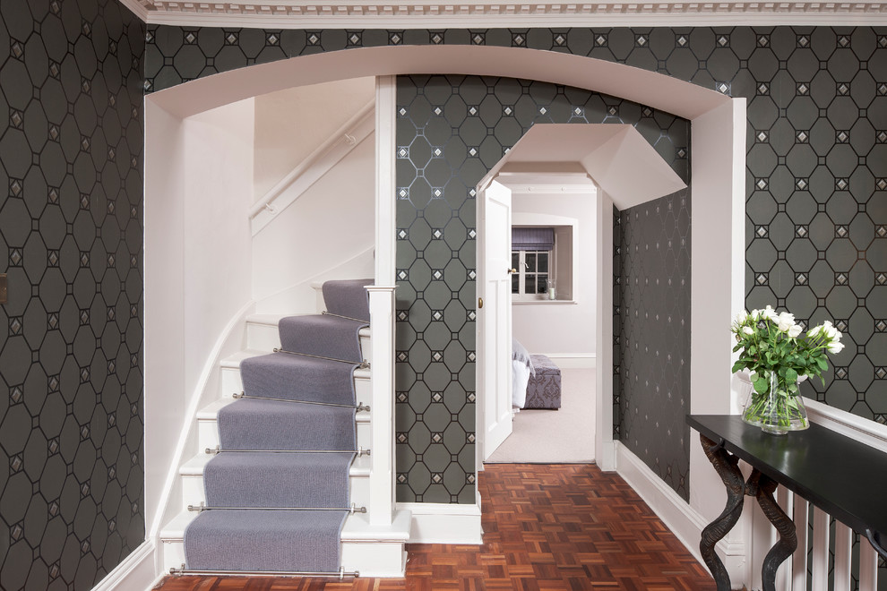 Mittelgroßer Klassischer Flur mit grauer Wandfarbe und braunem Holzboden in Sonstige