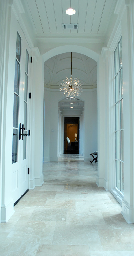 Foto di un ingresso o corridoio tradizionale di medie dimensioni con pareti bianche e pavimento in travertino