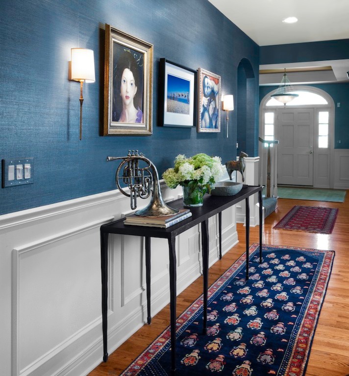 Diseño de recibidores y pasillos clásicos renovados de tamaño medio con paredes azules, suelo de madera en tonos medios y suelo marrón