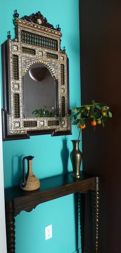 Источник вдохновения для домашнего уюта: маленький коридор в средиземноморском стиле с синими стенами для на участке и в саду