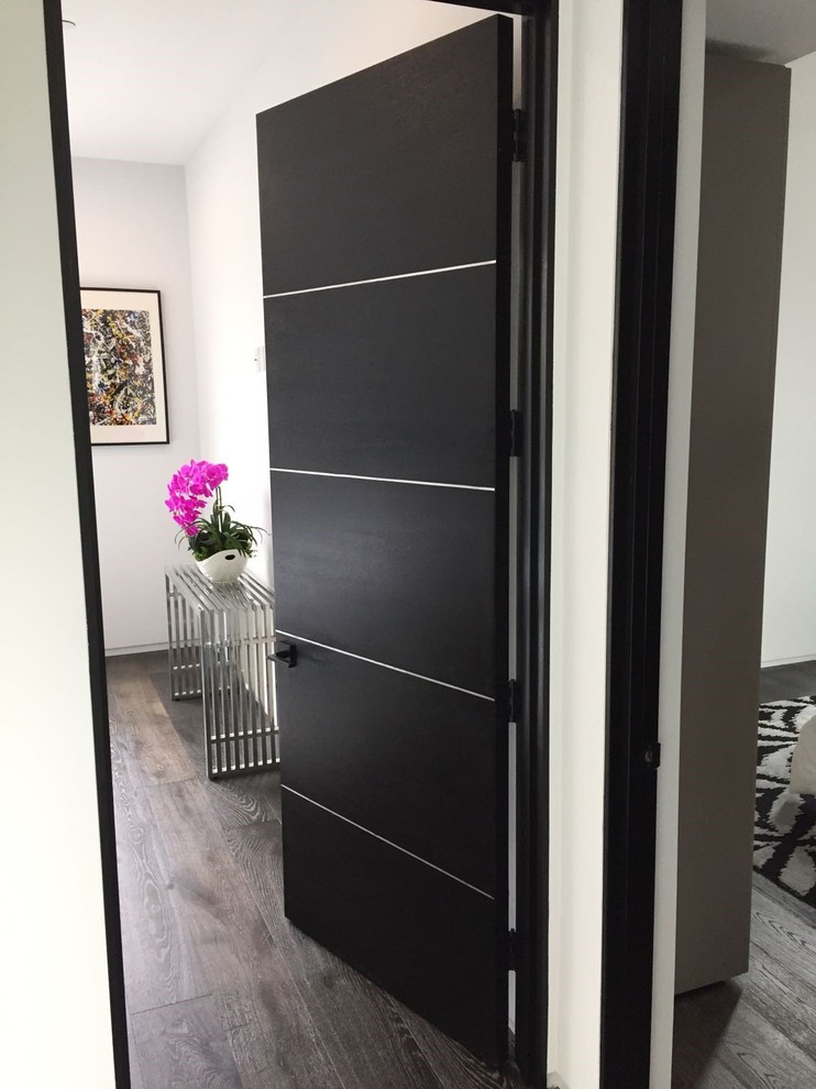 Источник вдохновения для домашнего уюта: коридор среднего размера в стиле модернизм с белыми стенами, темным паркетным полом и коричневым полом
