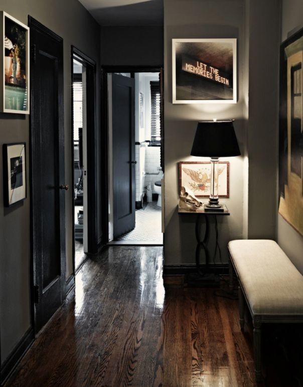 На фото: большой коридор: освещение в современном стиле с серыми стенами, паркетным полом среднего тона и коричневым полом