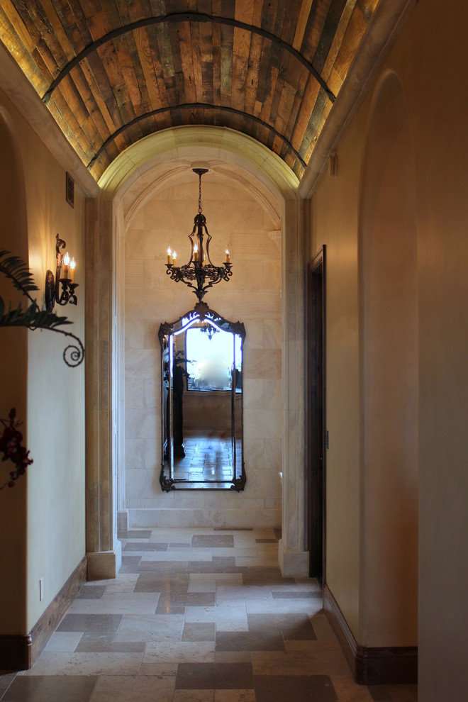 Ispirazione per un ingresso o corridoio mediterraneo di medie dimensioni con pareti beige, pavimento in travertino e pavimento beige