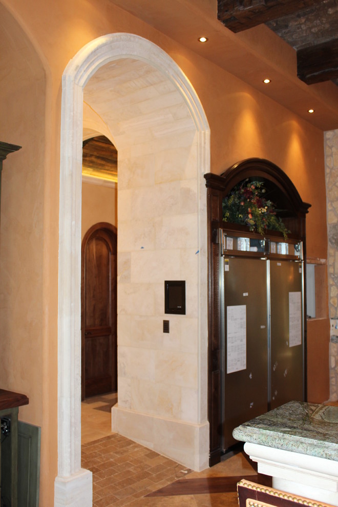Источник вдохновения для домашнего уюта: коридор среднего размера в средиземноморском стиле с оранжевыми стенами, полом из травертина и бежевым полом