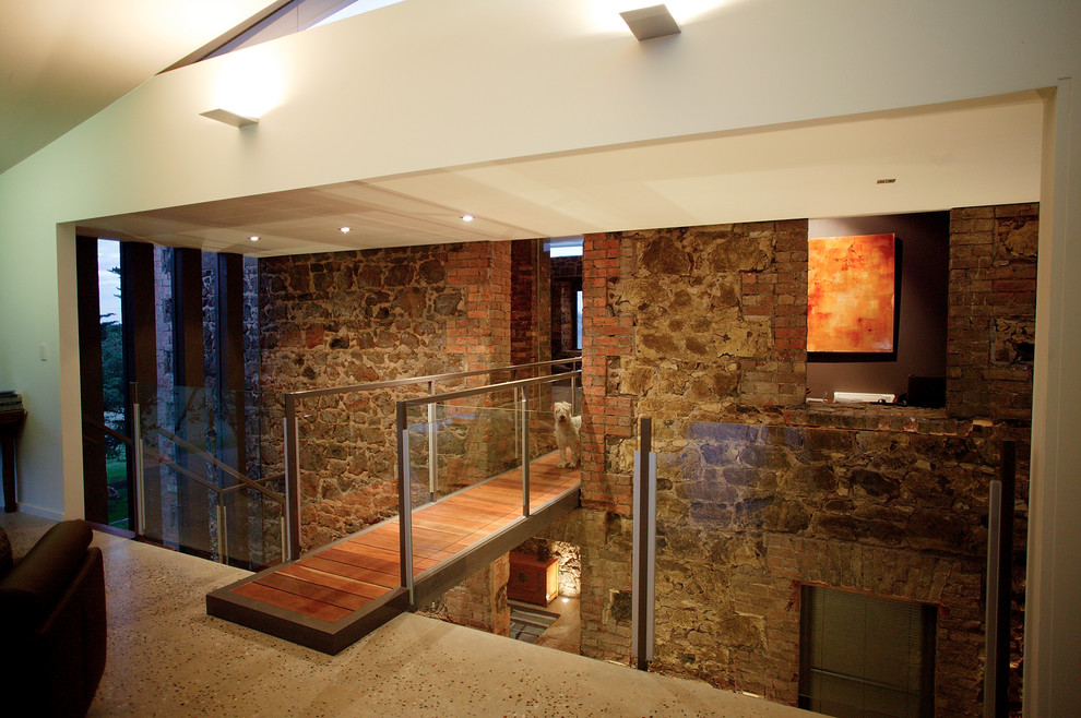 Réalisation d'un couloir design avec un sol en bois brun.