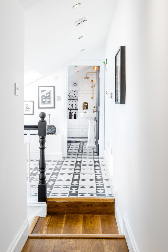Стильный дизайн: коридор среднего размера в современном стиле с белыми стенами - последний тренд