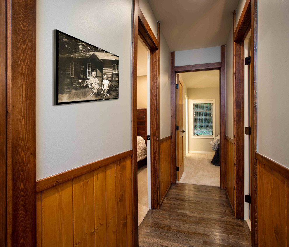 На фото: маленький коридор в стиле рустика с коричневыми стенами, паркетным полом среднего тона, коричневым полом, балками на потолке и панелями на части стены для на участке и в саду