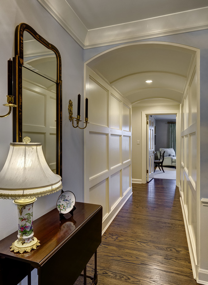 На фото: коридор среднего размера в классическом стиле с бежевыми стенами, паркетным полом среднего тона и коричневым полом