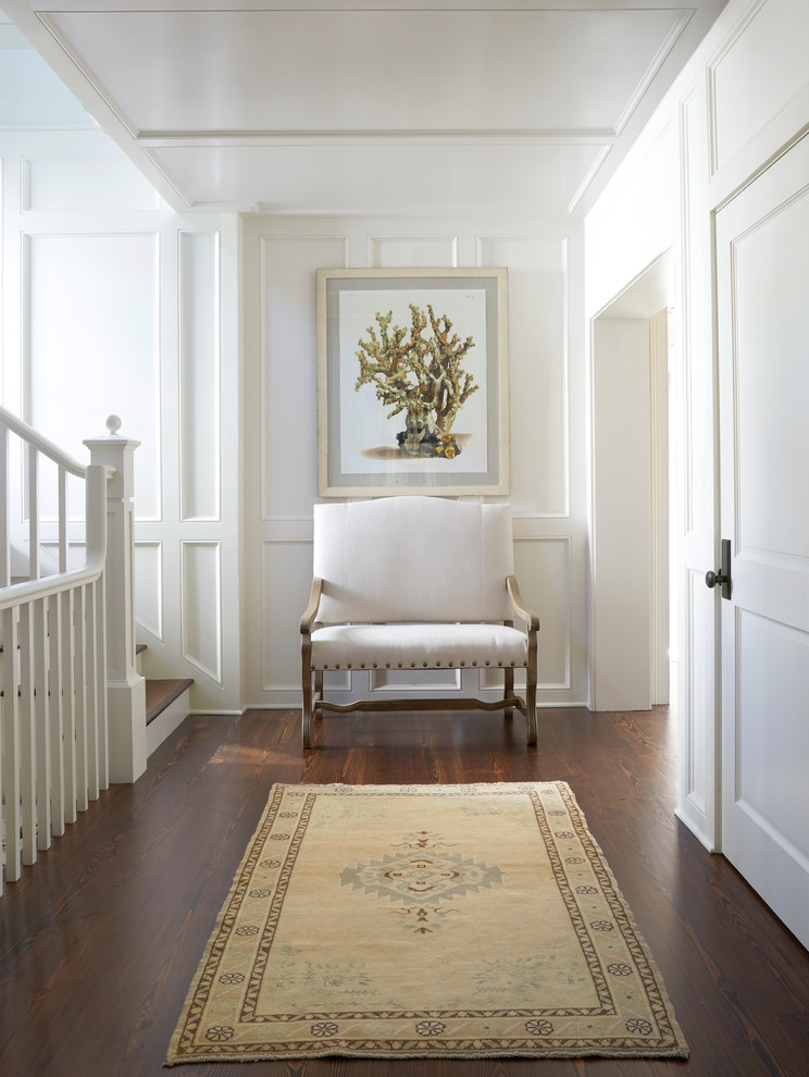 Источник вдохновения для домашнего уюта: коридор в морском стиле с белыми стенами, паркетным полом среднего тона и коричневым полом