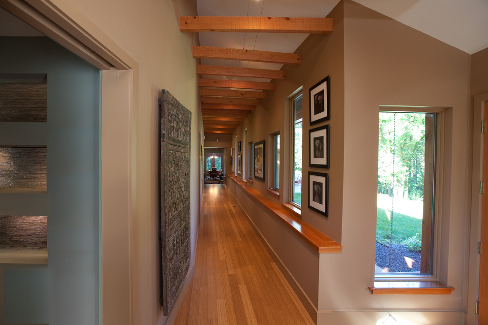 Стильный дизайн: коридор среднего размера в стиле фьюжн с бежевыми стенами и полом из бамбука - последний тренд