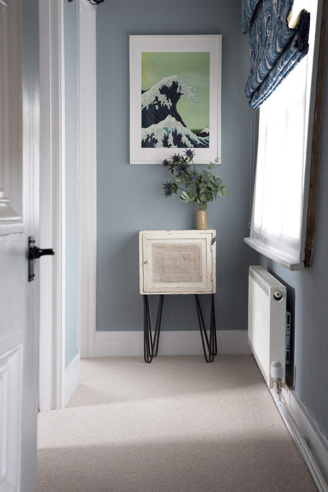 На фото: коридор среднего размера в стиле рустика с синими стенами и ковровым покрытием с
