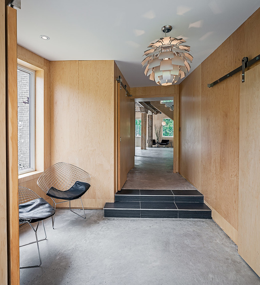 Idée de décoration pour un couloir minimaliste avec sol en béton ciré et un sol gris.