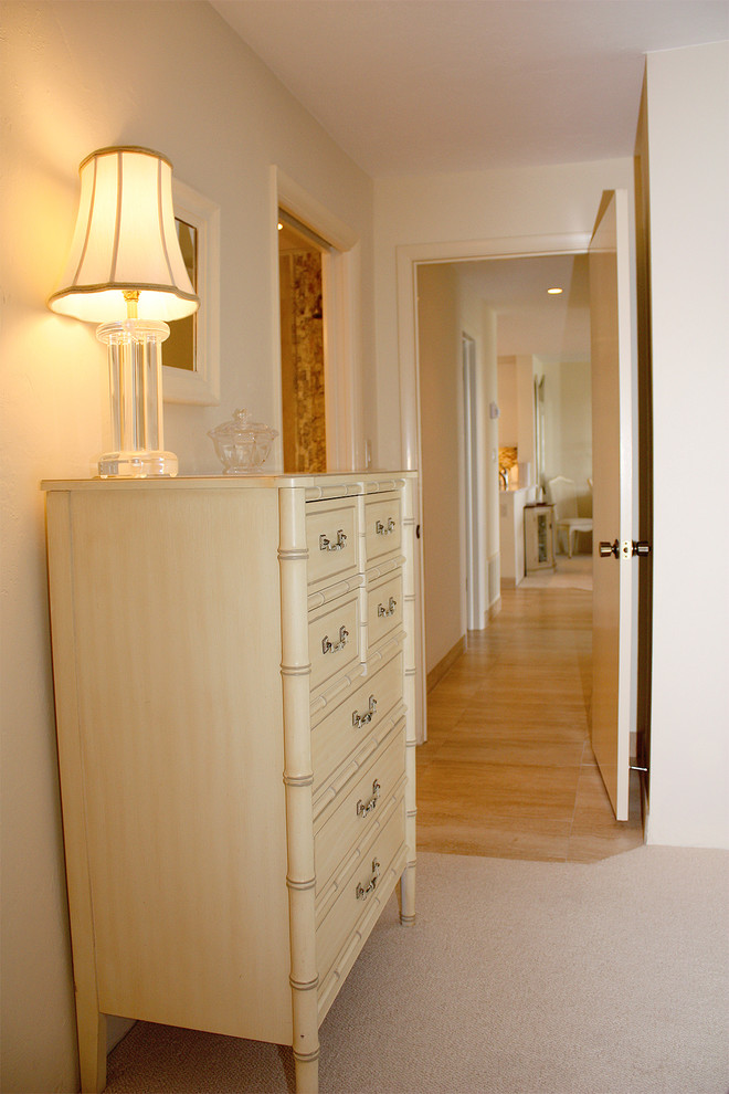 Idee per un piccolo ingresso o corridoio classico con pareti beige e parquet chiaro
