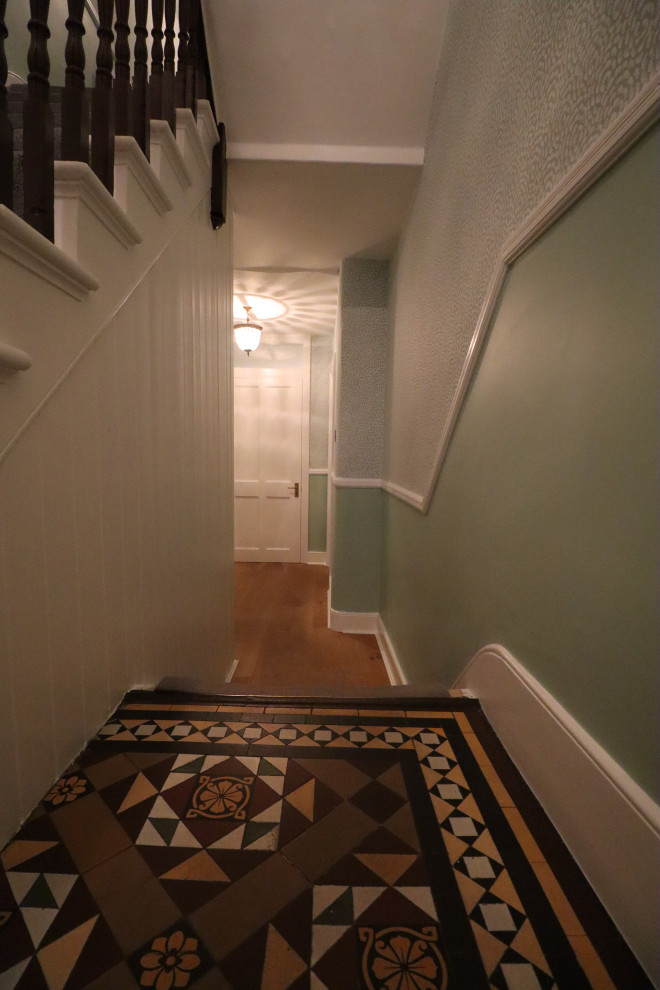 Immagine di un ampio ingresso o corridoio chic con pareti verdi, moquette, pavimento beige, soffitto ribassato e carta da parati