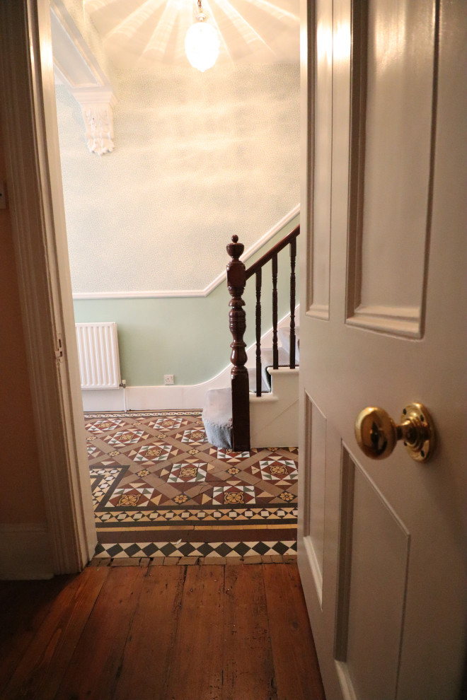 Geräumiger Klassischer Flur mit grüner Wandfarbe, Teppichboden, beigem Boden, eingelassener Decke und Tapetenwänden in London
