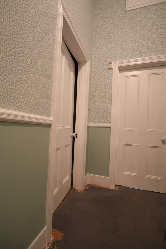 Idée de décoration pour un très grand couloir tradition avec un mur vert, moquette, un sol beige, un plafond décaissé et du papier peint.