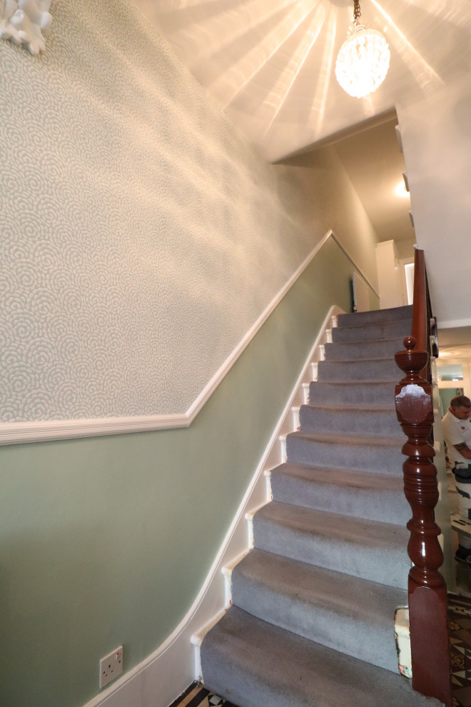 Свежая идея для дизайна: огромная лестница в классическом стиле с обоями на стенах - отличное фото интерьера
