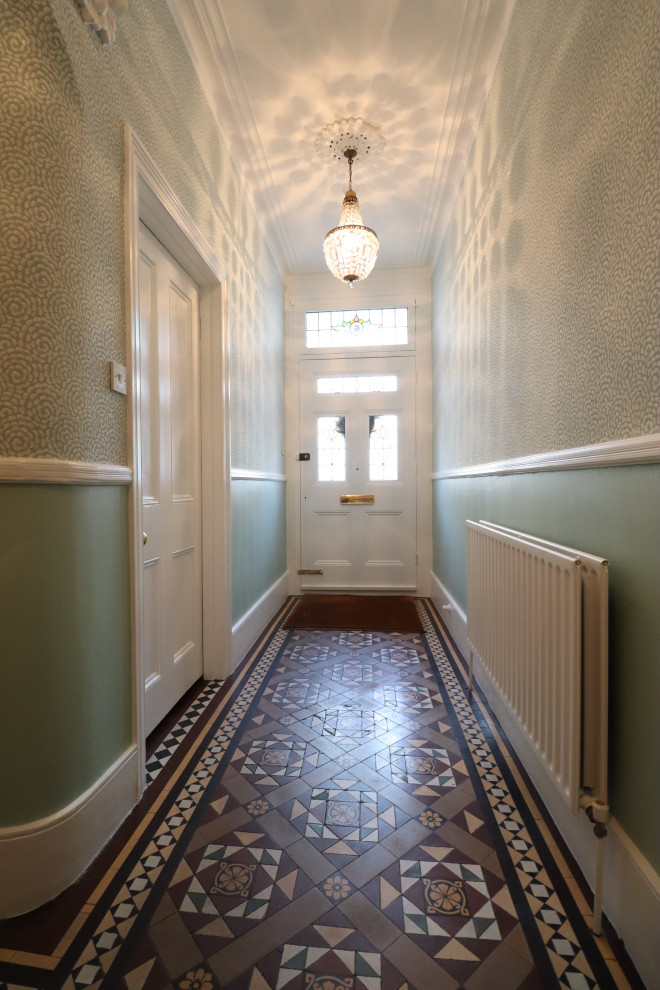 Geräumiger Klassischer Flur mit grüner Wandfarbe, Teppichboden, beigem Boden, eingelassener Decke und Tapetenwänden in London