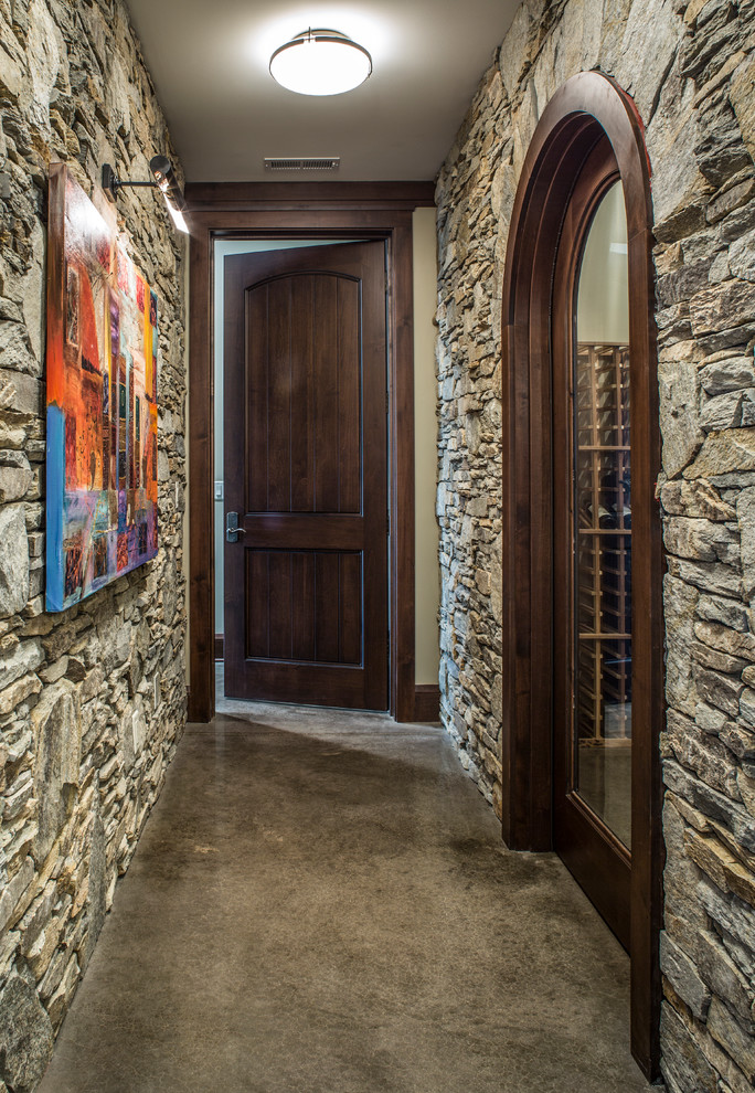 Стильный дизайн: коридор среднего размера в стиле рустика с серыми стенами, бетонным полом и серым полом - последний тренд