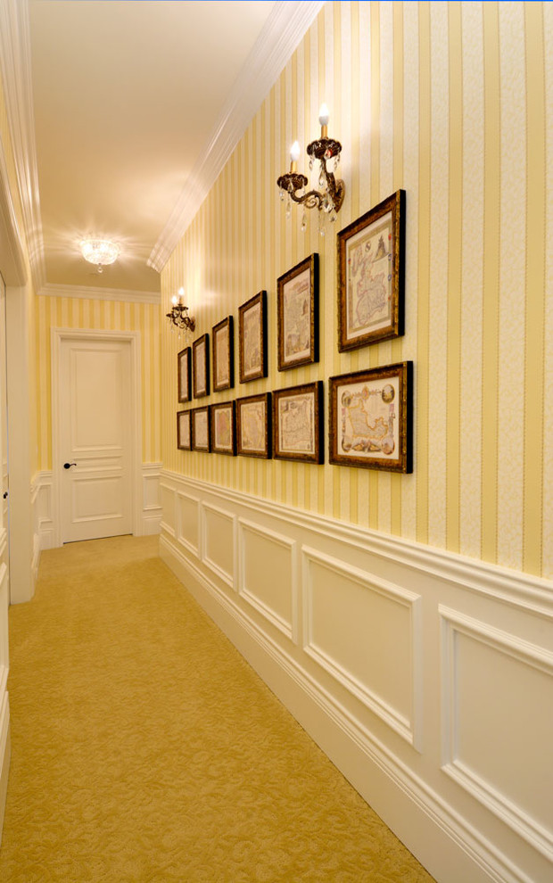 Imagen de recibidores y pasillos tradicionales de tamaño medio con paredes multicolor y suelo de mármol