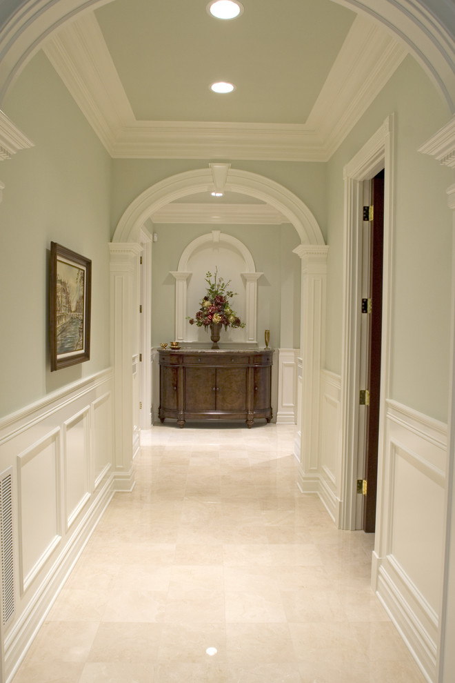 Esempio di un ingresso o corridoio chic con pareti verdi e pavimento in gres porcellanato