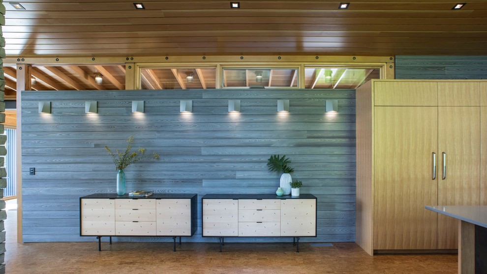 Пример оригинального дизайна: коридор среднего размера в современном стиле с серыми стенами, полом из бамбука и бежевым полом
