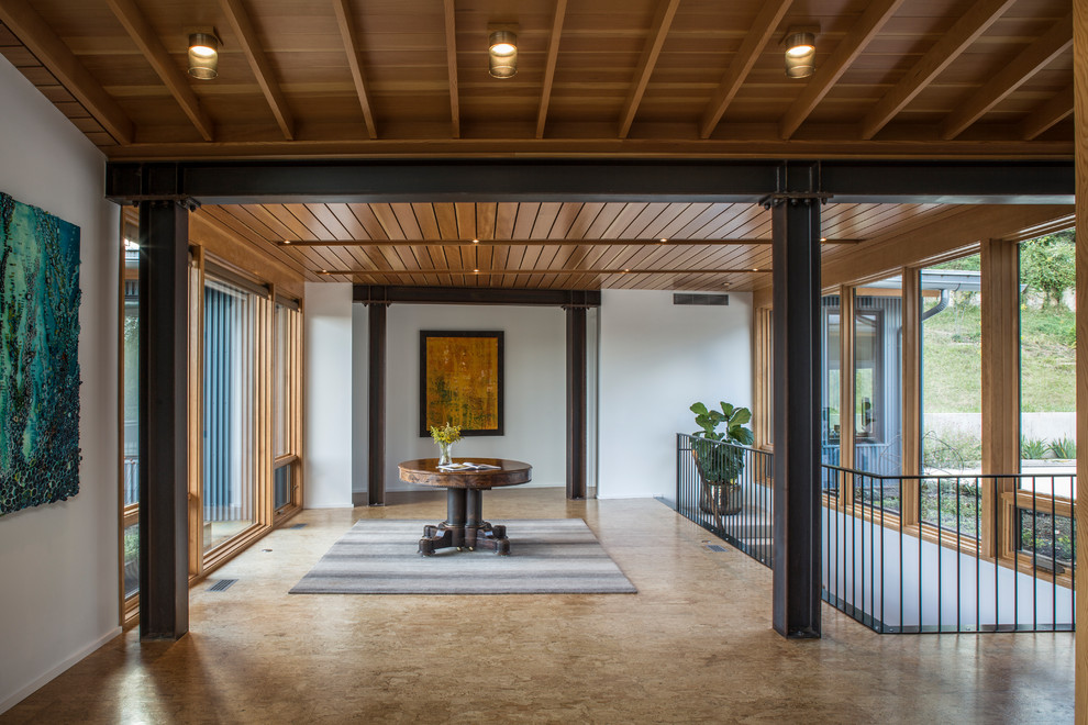 Пример оригинального дизайна: коридор среднего размера в современном стиле с белыми стенами, полом из бамбука и бежевым полом