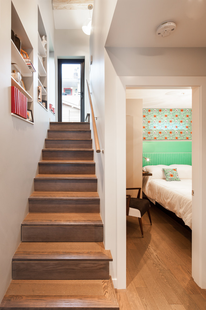 Aménagement d'un petit escalier contemporain en U avec des marches en bois et des contremarches en bois.