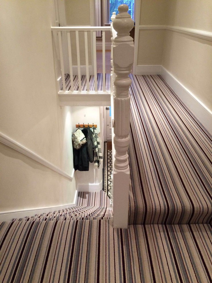 Стильный дизайн: коридор в современном стиле с ковровым покрытием - последний тренд