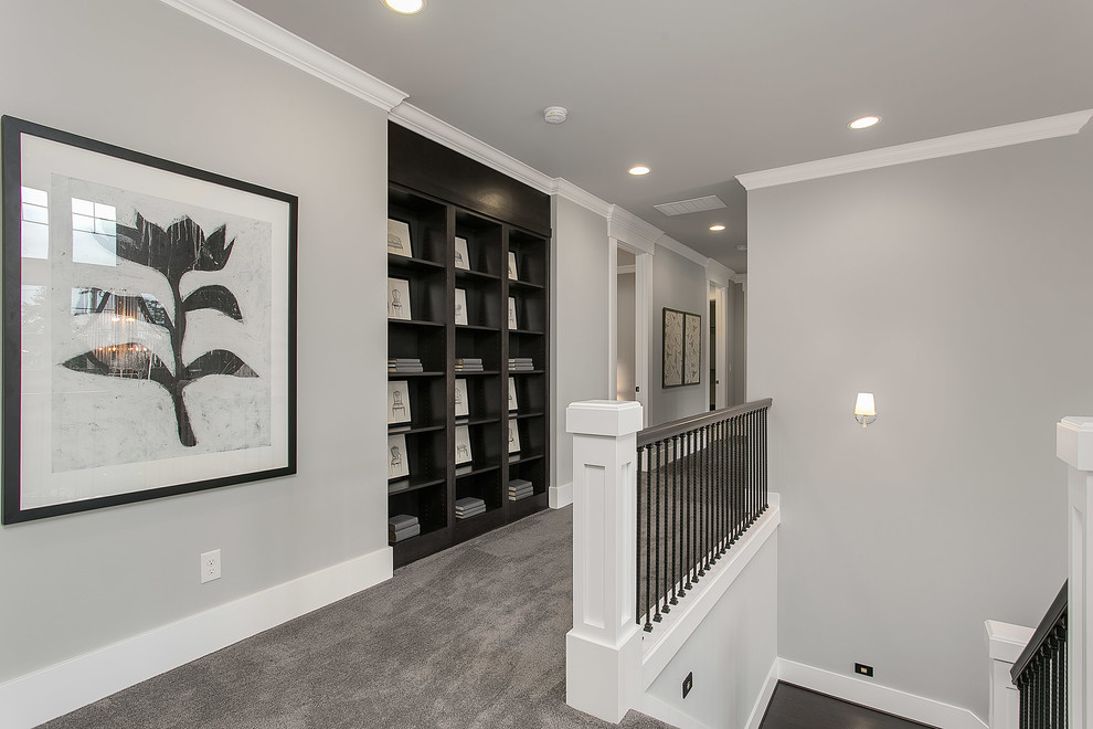 Стильный дизайн: большой коридор в стиле неоклассика (современная классика) с серыми стенами и ковровым покрытием - последний тренд