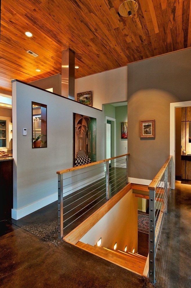 На фото: коридор среднего размера в стиле модернизм с серыми стенами и бетонным полом с