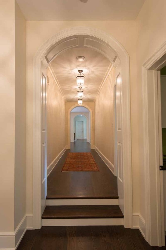 Свежая идея для дизайна: большой коридор в стиле неоклассика (современная классика) с темным паркетным полом - отличное фото интерьера