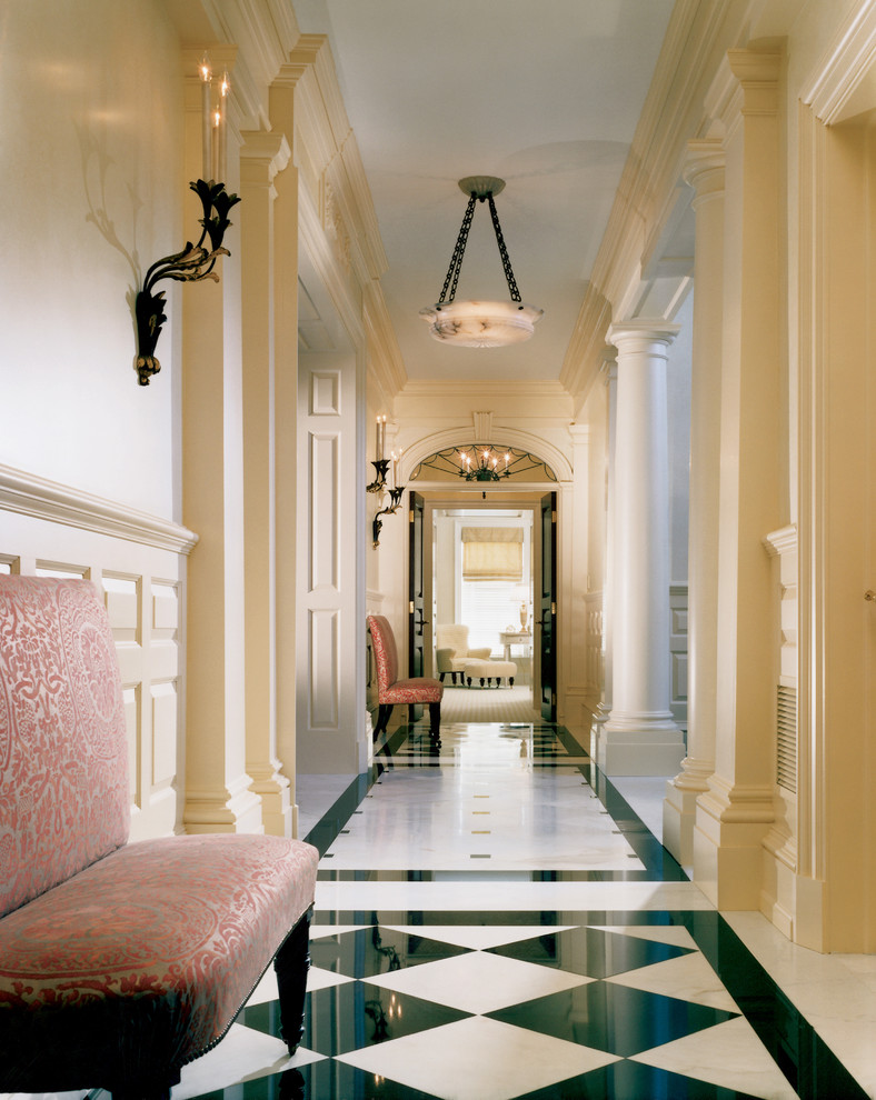 Aménagement d'un couloir classique avec un mur beige et un sol en marbre.