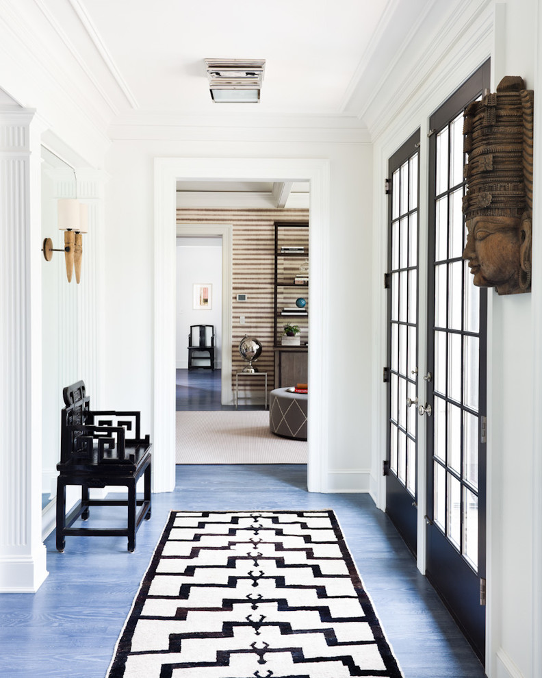 Свежая идея для дизайна: коридор в стиле неоклассика (современная классика) с белыми стенами и синим полом - отличное фото интерьера