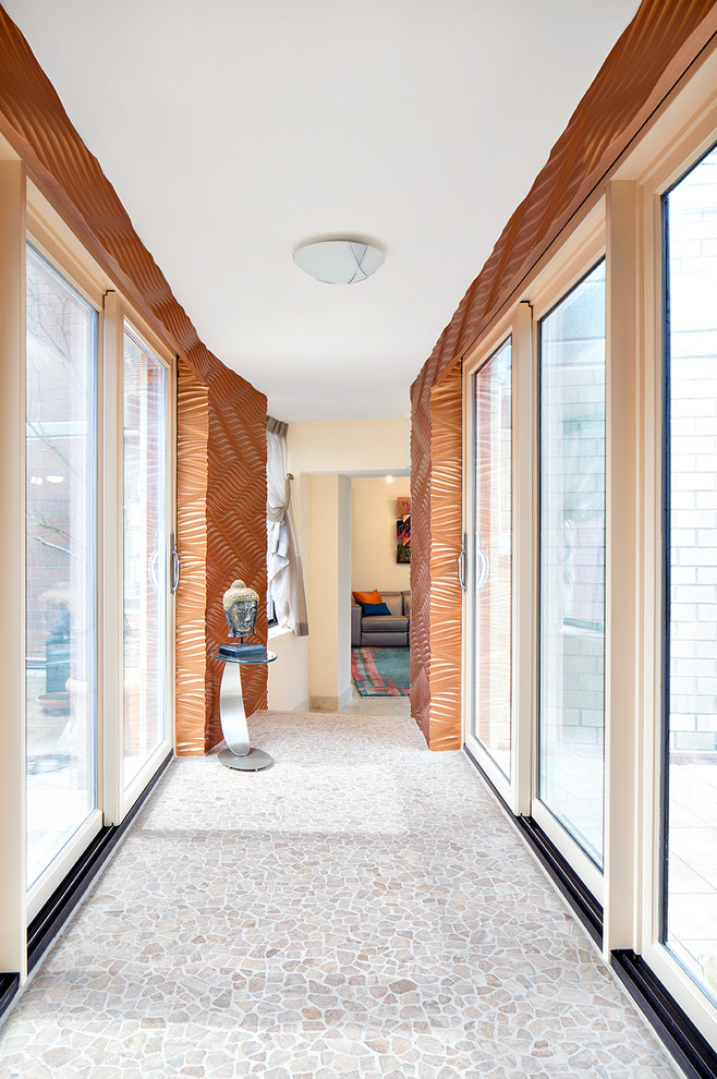 Идея дизайна: коридор среднего размера: освещение в современном стиле с оранжевыми стенами и белым полом