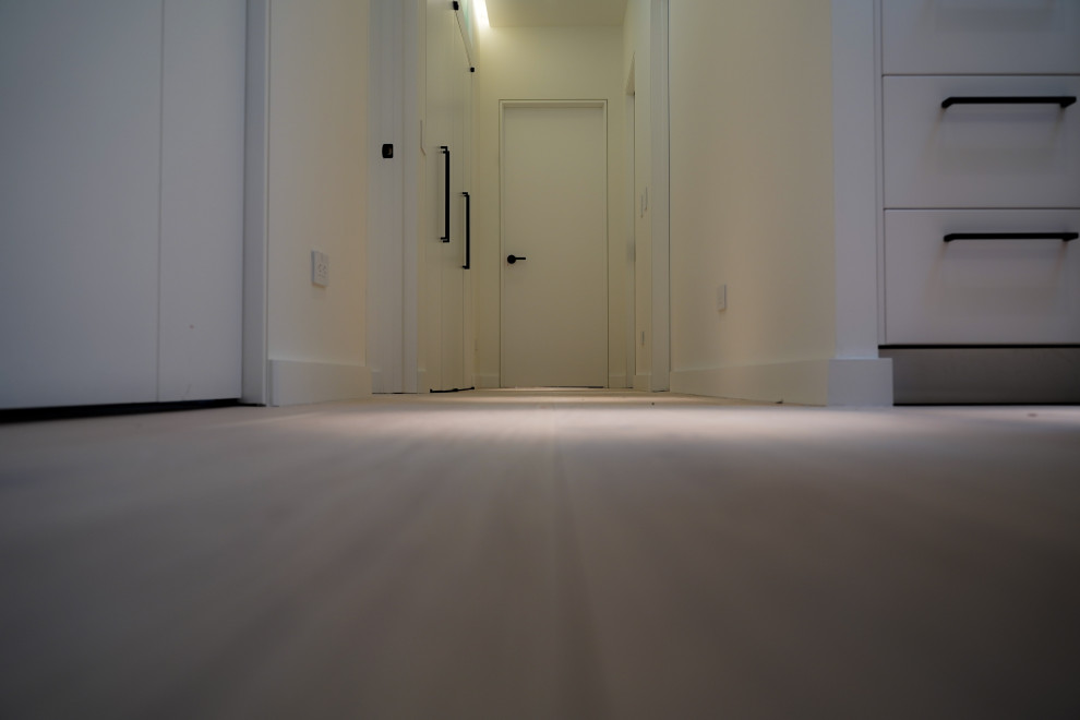 Idee per un ingresso o corridoio minimal di medie dimensioni con pareti bianche, parquet chiaro e pavimento marrone