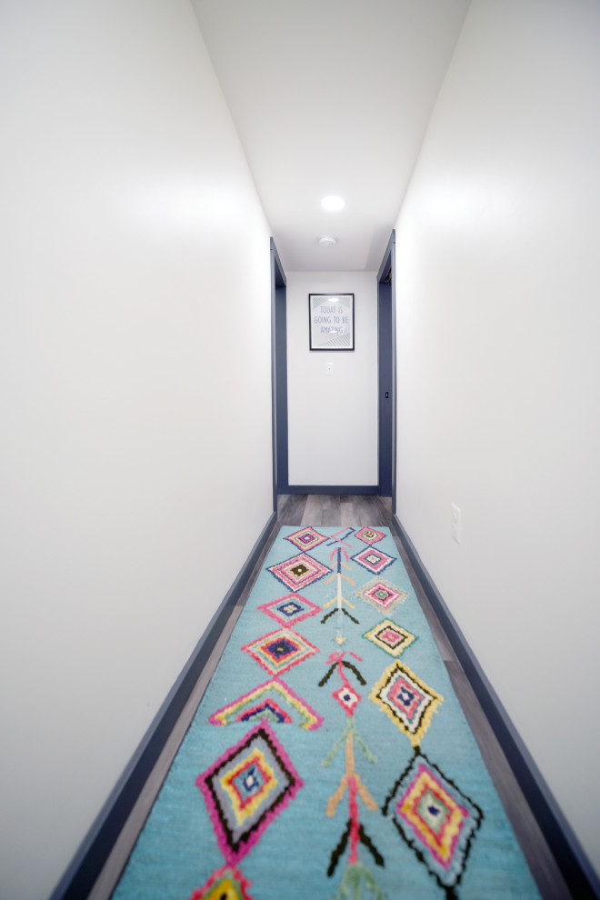 他の地域にある小さなサンタフェスタイルのおしゃれな廊下 (白い壁、グレーの床) の写真