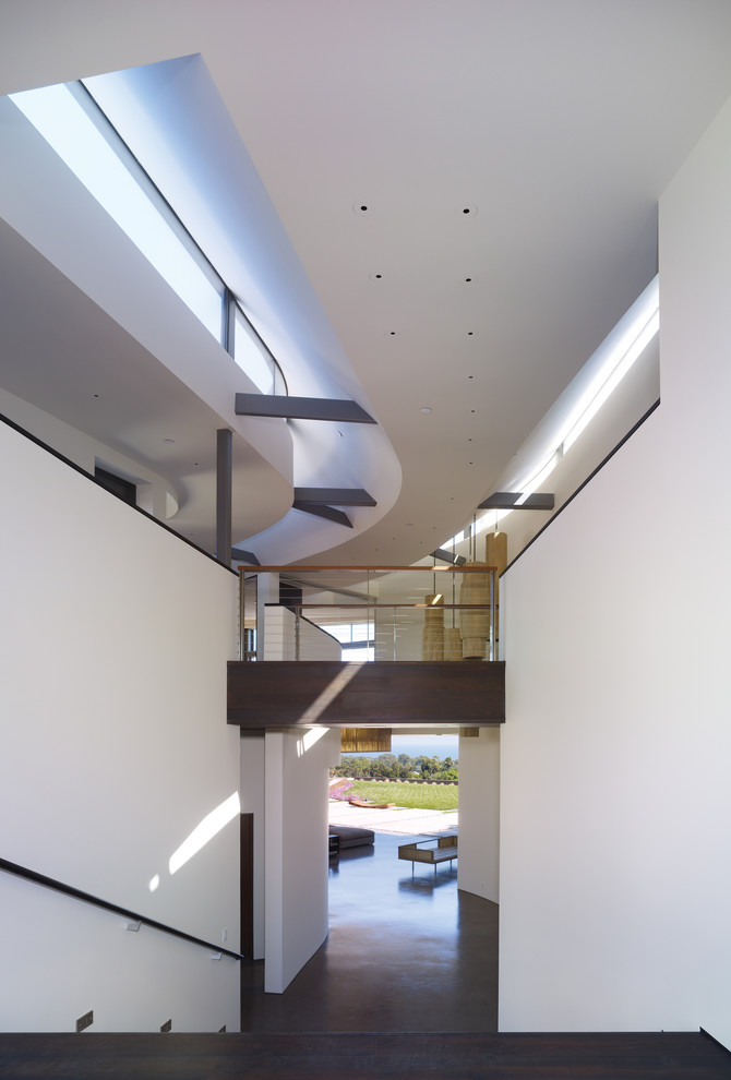 Mittelgroßer Moderner Flur mit weißer Wandfarbe und Betonboden in Los Angeles