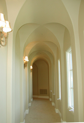 На фото: коридор в средиземноморском стиле