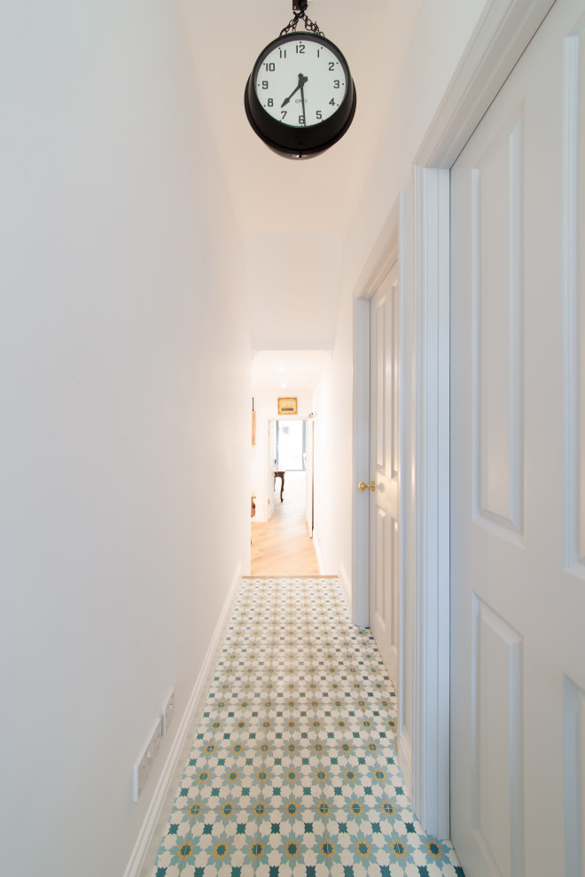 小さなエクレクティックスタイルのおしゃれな廊下 (白い壁、セラミックタイルの床、青い床) の写真