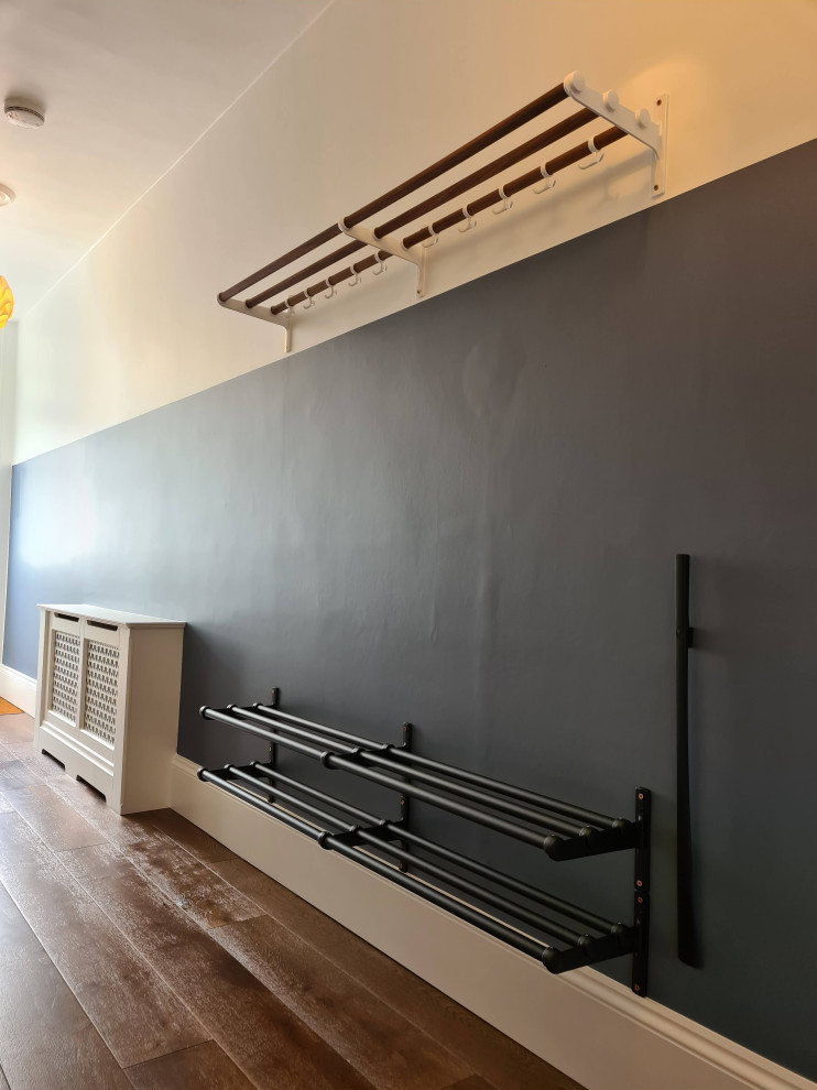 Esempio di un ingresso o corridoio minimalista di medie dimensioni con pareti blu, parquet scuro, pavimento marrone e soffitto ribassato