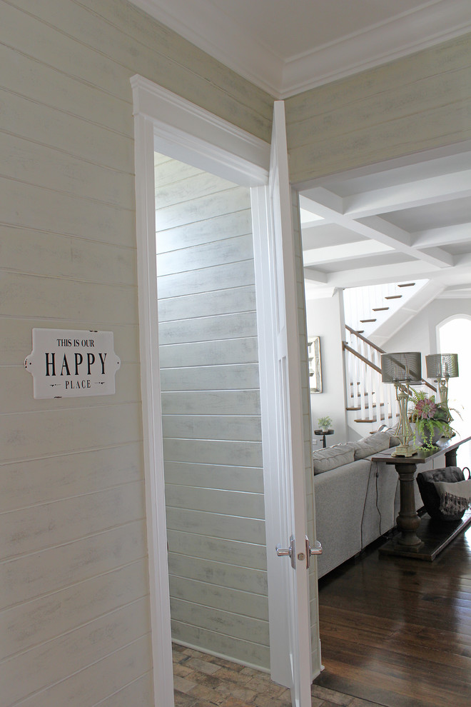 Источник вдохновения для домашнего уюта: коридор среднего размера в стиле неоклассика (современная классика) с серыми стенами, кирпичным полом и разноцветным полом